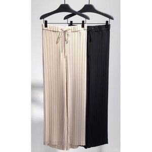 NWOT Theory Tralpin Black Wide Leg Pleated Pants